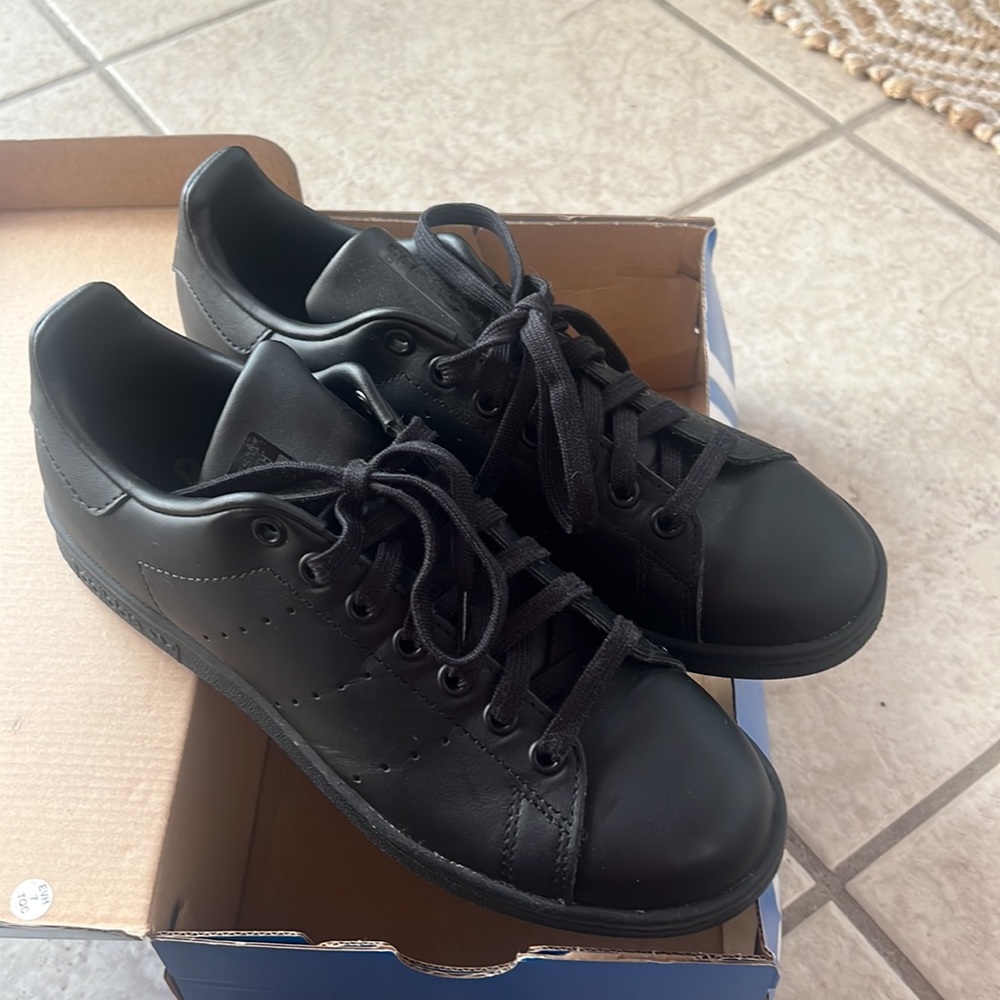 Matte black adidas Stan smith